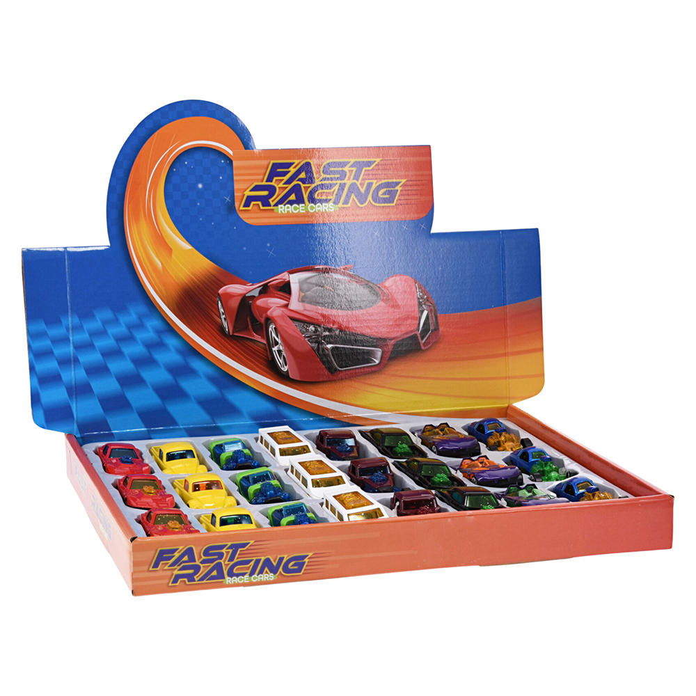 Spielzeugautos in verschiedenen Farben in einer offenen Verpackung. Auf der Verpackung ist ein rotes Sportauto abgebildet.
