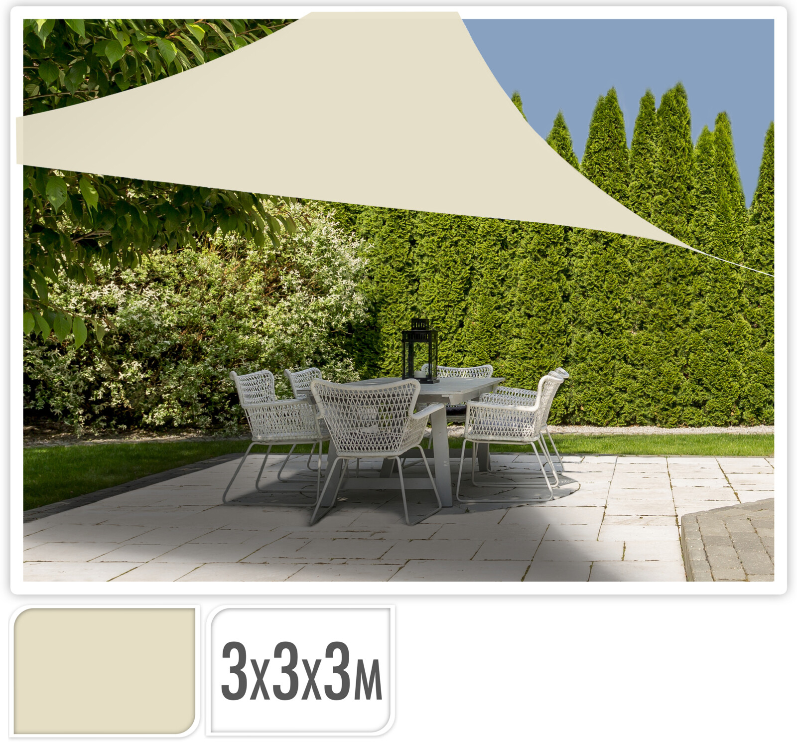 Beige Sonnensegel in dreieckiger Form. Es hängt über einem Tisch mit Stühlen im Garten.