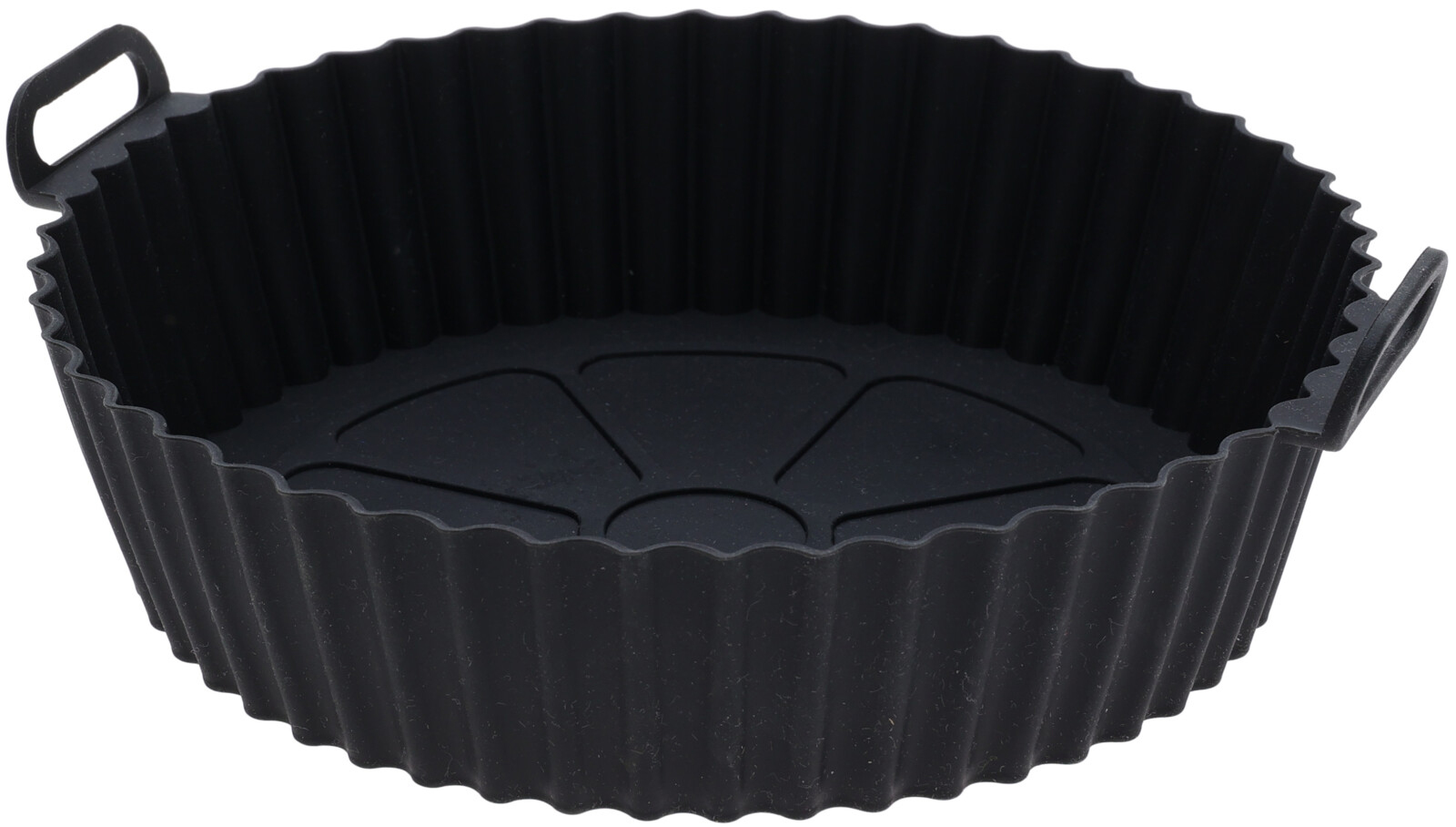 Schwarze Silikonform mit geriffeltem Rand. Hat zwei Griffe an den Seiten.