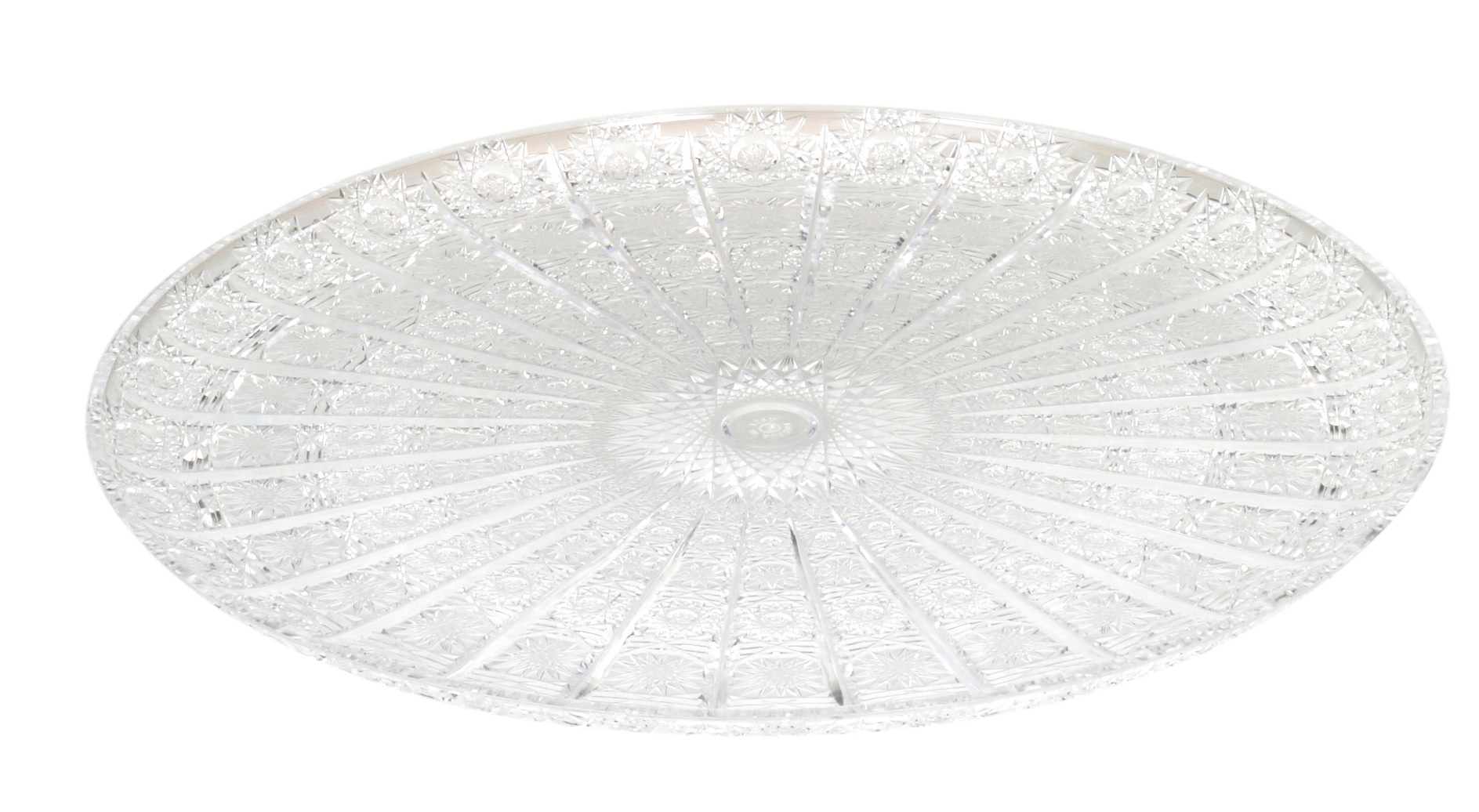 Durchsichtiger, runder Glasschalen mit detaillierter Musterung. Die Oberfläche ist glänzend und reflektiert Licht.