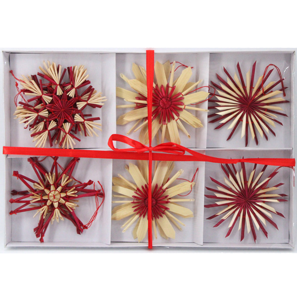 Sechsteiliges Set von dekorativen Sternen. Farben: rot und natur. Aus geflochtenem Material. Verpackt in einer weißen Box mit rotem Band.