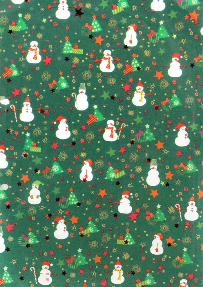 Geschenkpapier mit grünem Hintergrund. Motiv mit Schneemännern, Weihnachtsbäumen und Sternen.