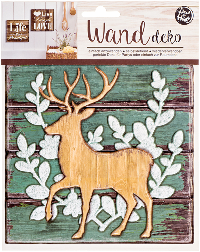 Wanddeko mit einem stilisierten Reh aus Holz. Umgeben von grünen und weißen Blättern auf einem rustikalen Hintergrund.