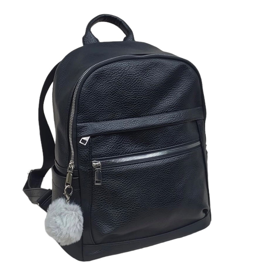 Schwarzer Rucksack aus strukturiertem Material. Mit einem grauen Pompon als Anhänger.