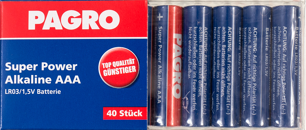 Packung mit 40 AAA Alkaline Batterien. Blaues Design mit rotem Logo.