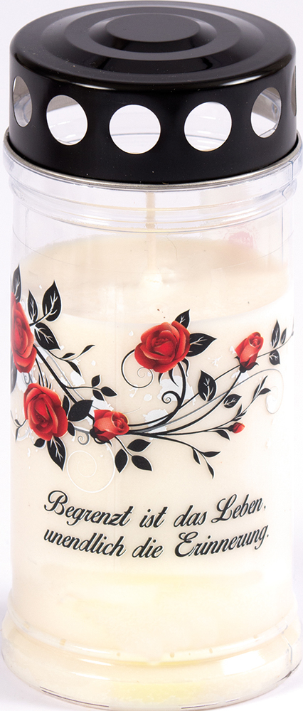Kerze in transparentem Behälter mit schwarzem Deckel. Dekoriert mit roten Rosen und dem Text 'Begrenzt ist das Leben, unendlich die Erinnerung.'