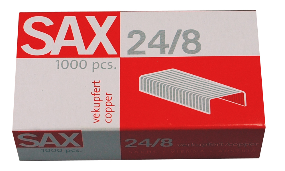 Eine rote Schachtel mit dem Aufdruck SAX. Enthält 1000 Heftklammern der Größe 24/8.