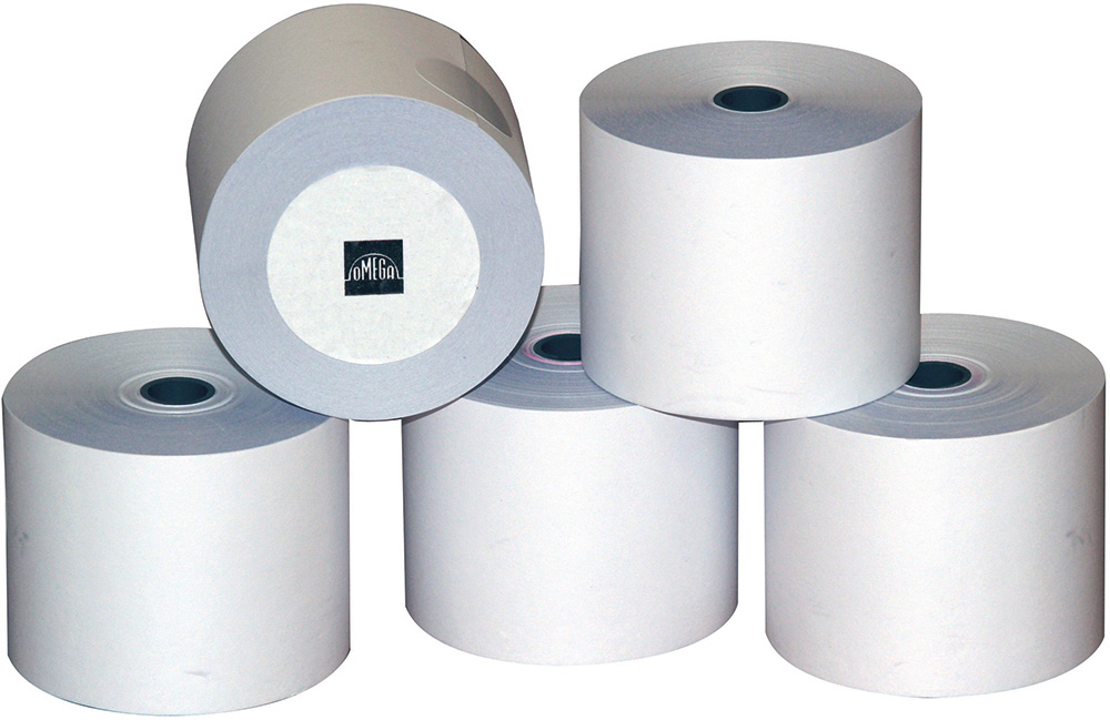 Fünf Rollen weißes Papier auf einem Tisch. Die Rollen sind gleichmäßig und ohne Aufdruck.