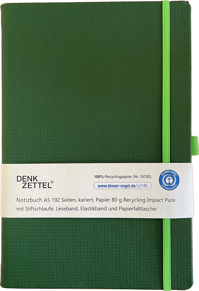 grünes Notizbuch, A5-Format, 192 karierte Seiten. Hergestellt aus 100% Recyclingpapier. Mit Stiftschlaufe, Leseband, Elastikband und Papierfaltasche.