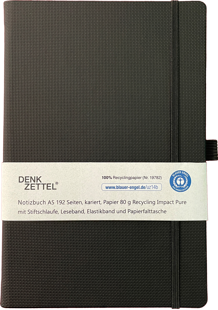 Schwarzes Notizbuch, A5-Format. 192 karierte Seiten, 80 g Recyclingpapier. Mit Stiftschlaufe, Leseband, Elastikband und Papierfaltasche.