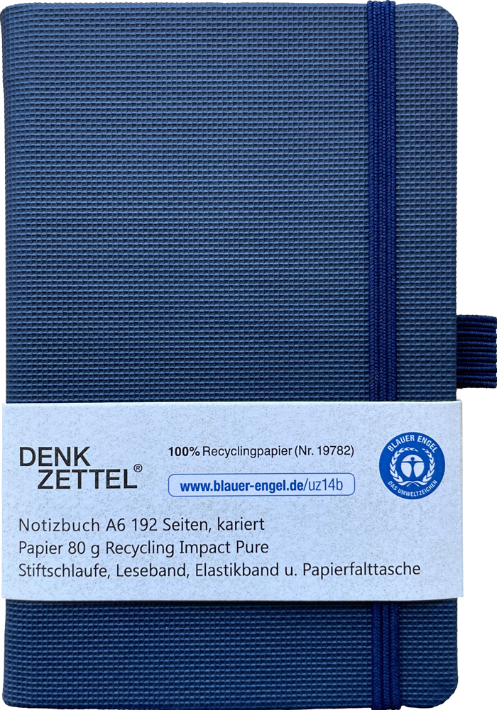 Dunkelblaues Notizbuch im A6 Format. Es hat 192 karierte Seiten und einen elastischen Verschluss.