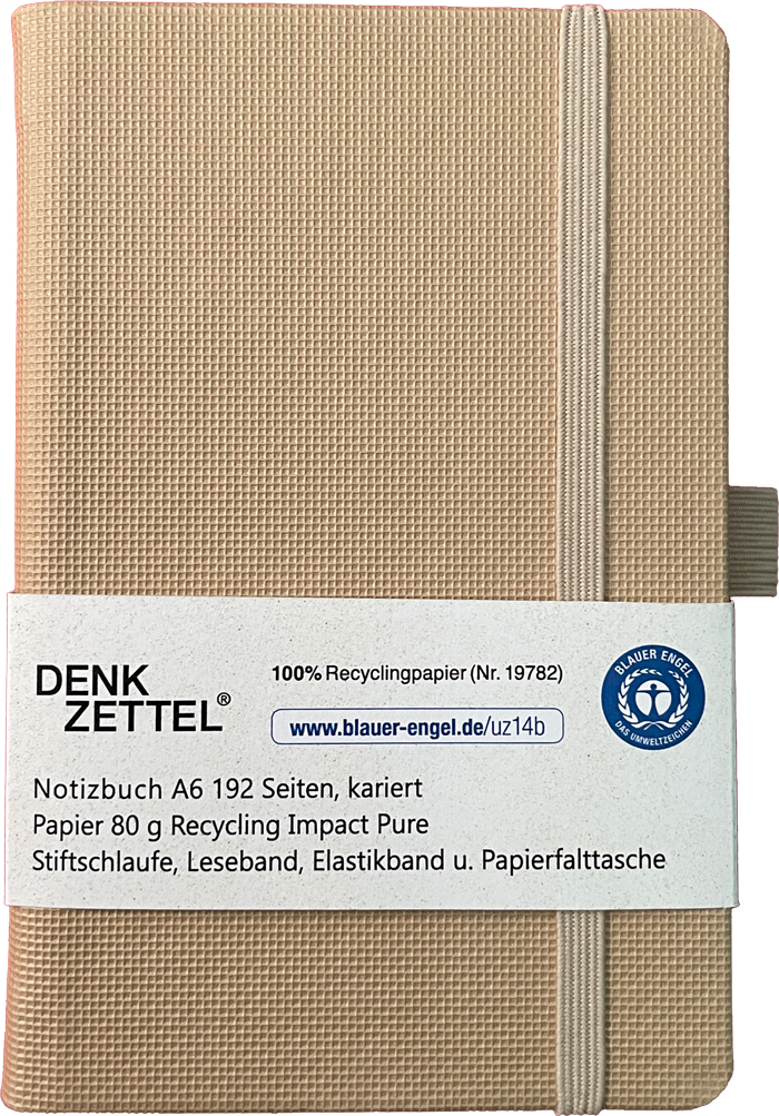 Beige Notizbuch im A6 Format mit karierten Seiten. Es hat ein Gummiband und eine Stiftschlaufe.