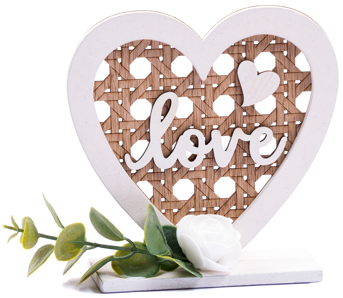 Herzförmige Dekoration mit dem Wort 'love' in der Mitte. Eine weiße Rose und grüne Blätter sind darunter.