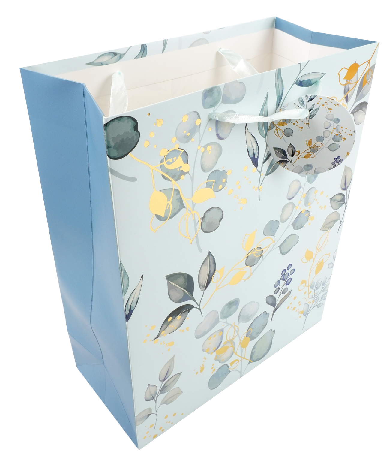Große Geschenktüte in hellblau mit floralem Muster. Blätter und Blüten in sanften Farben, goldene Akzente. Tragegriffe aus Satin.