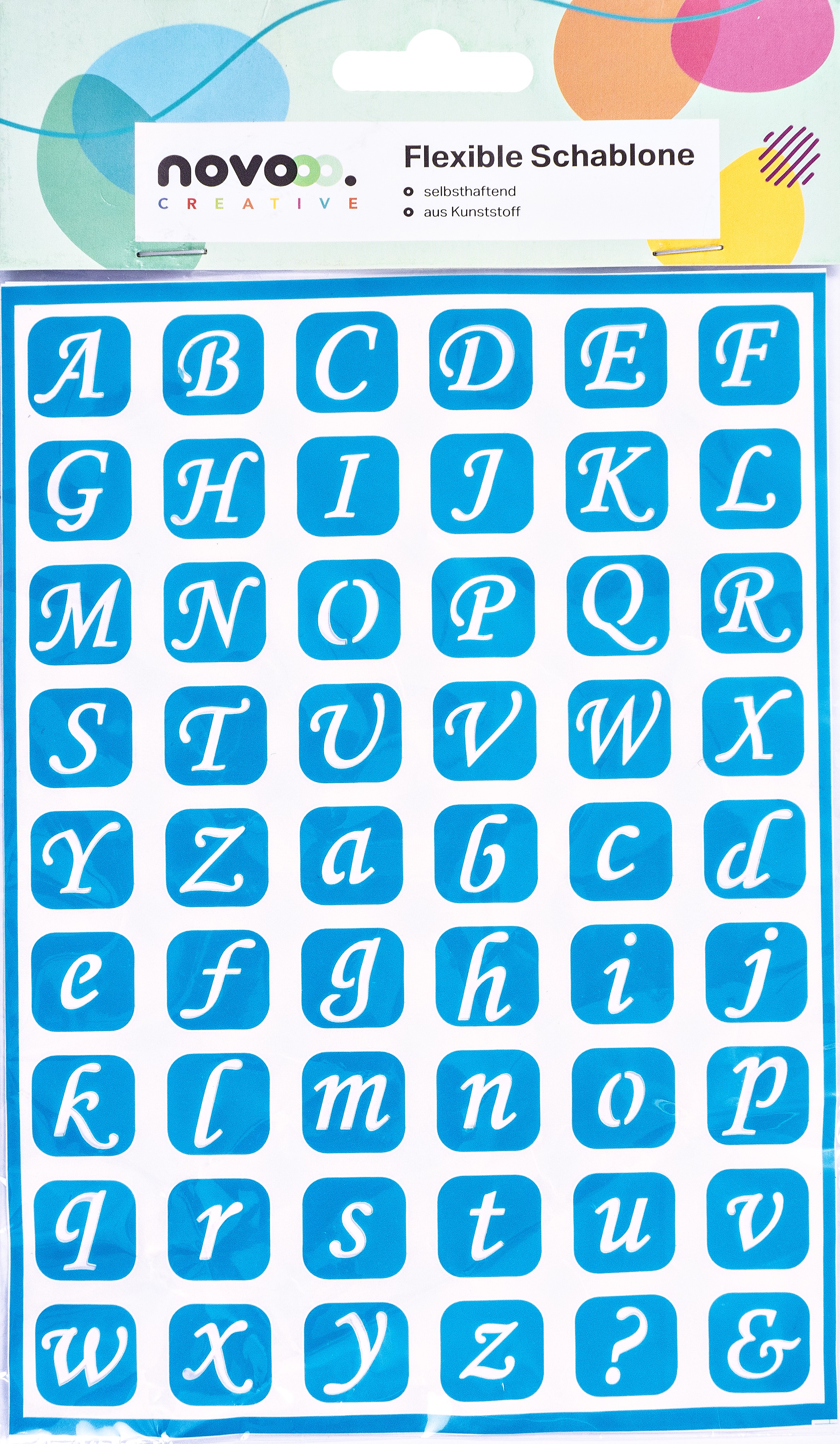 Blaue Schablone mit weißen Buchstaben. Enthält Groß- und Kleinbuchstaben sowie einige Sonderzeichen.