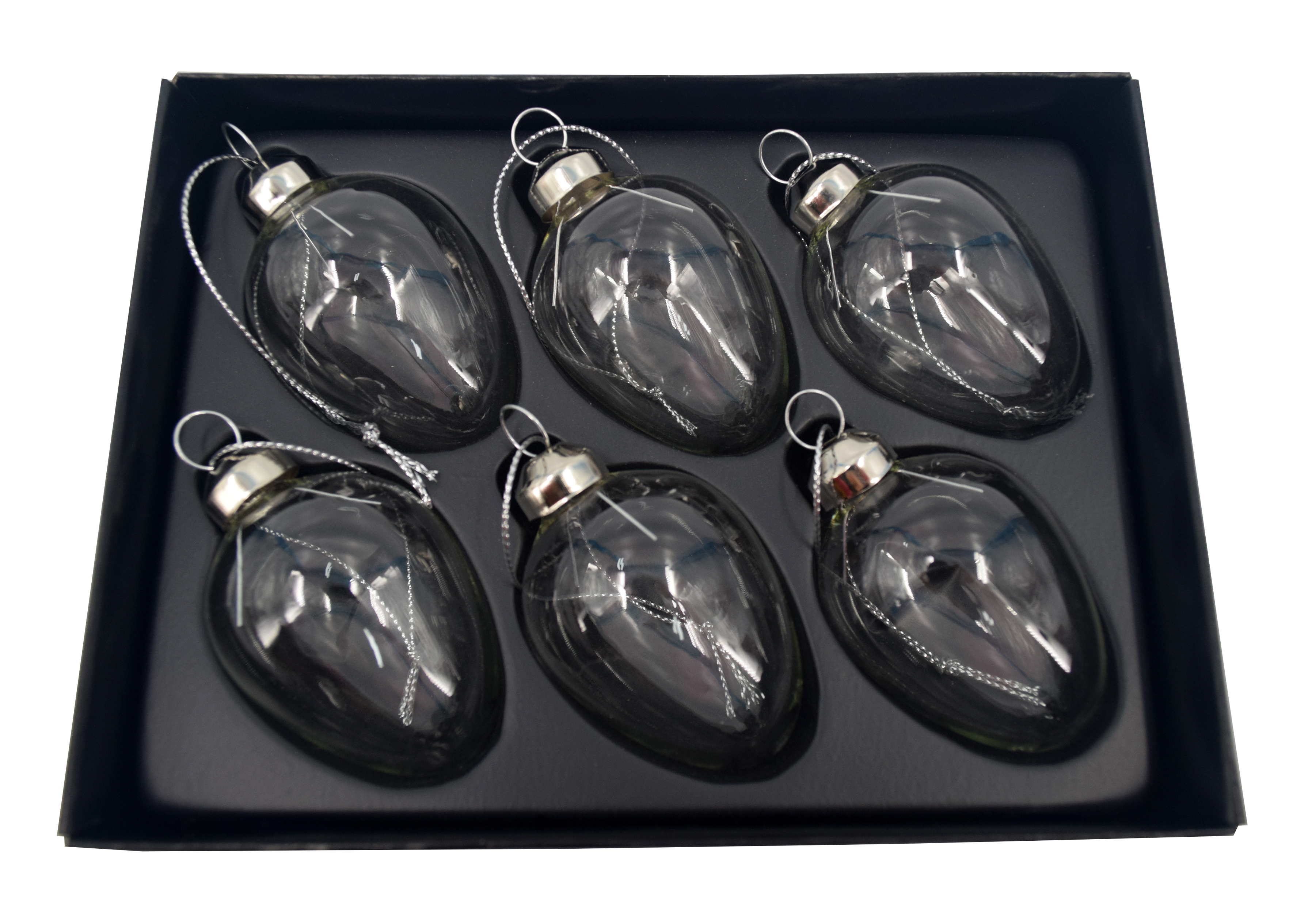 Sechs gläserne Weihnachtsbaumkugeln in einer schwarzen Box. Die Kugeln sind tropfenförmig und transparent.