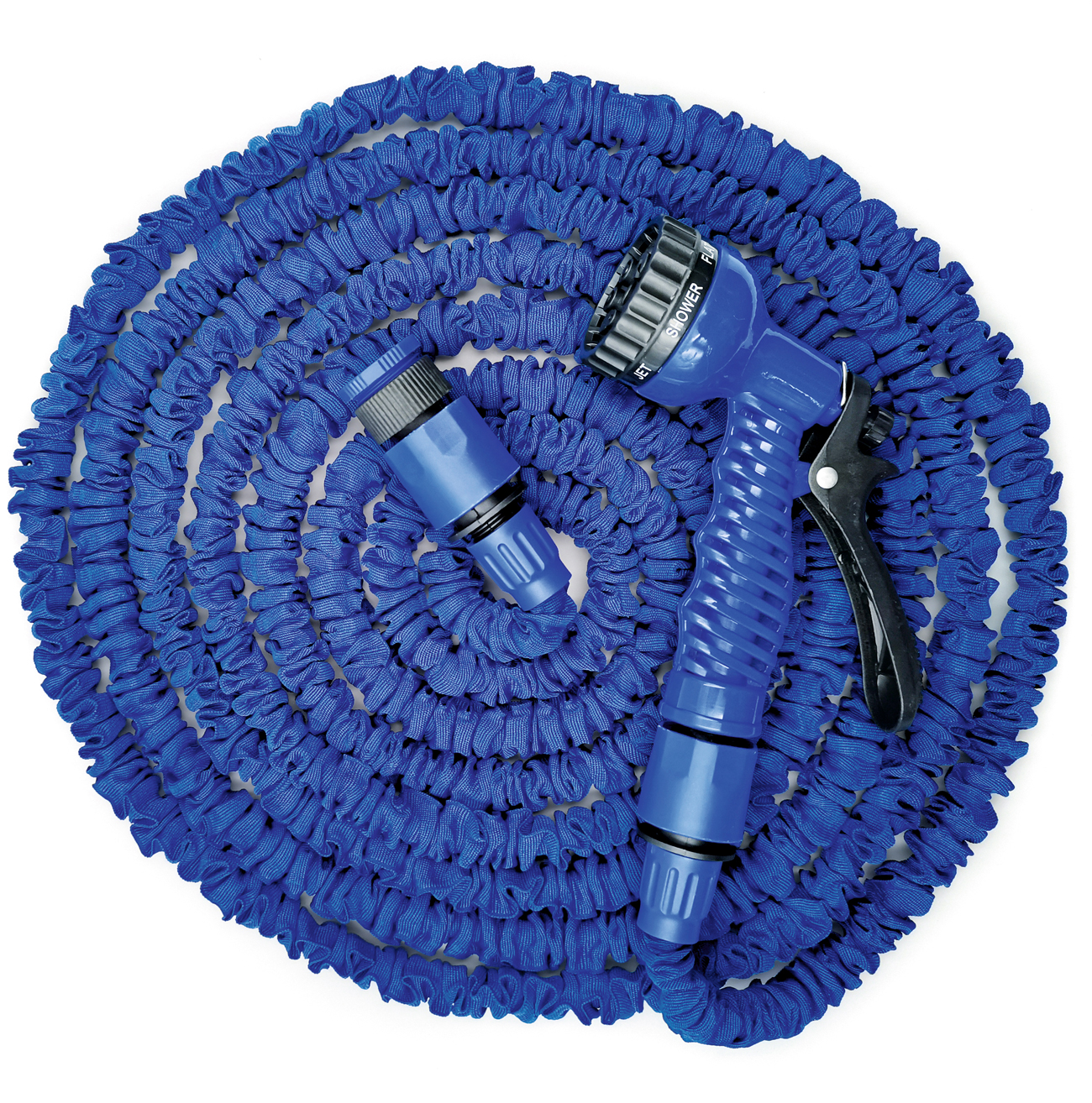 Ein blauer, flexibler Gartenschlauch mit einem Sprühkopf. Der Schlauch ist spiralförmig aufgewickelt.