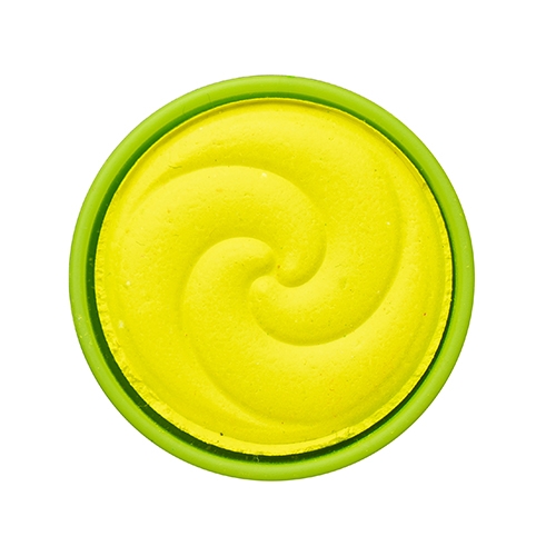Gelbe, spiralförmige Paste in einer grünen Dose. Die Oberfläche ist glatt und gleichmäßig.