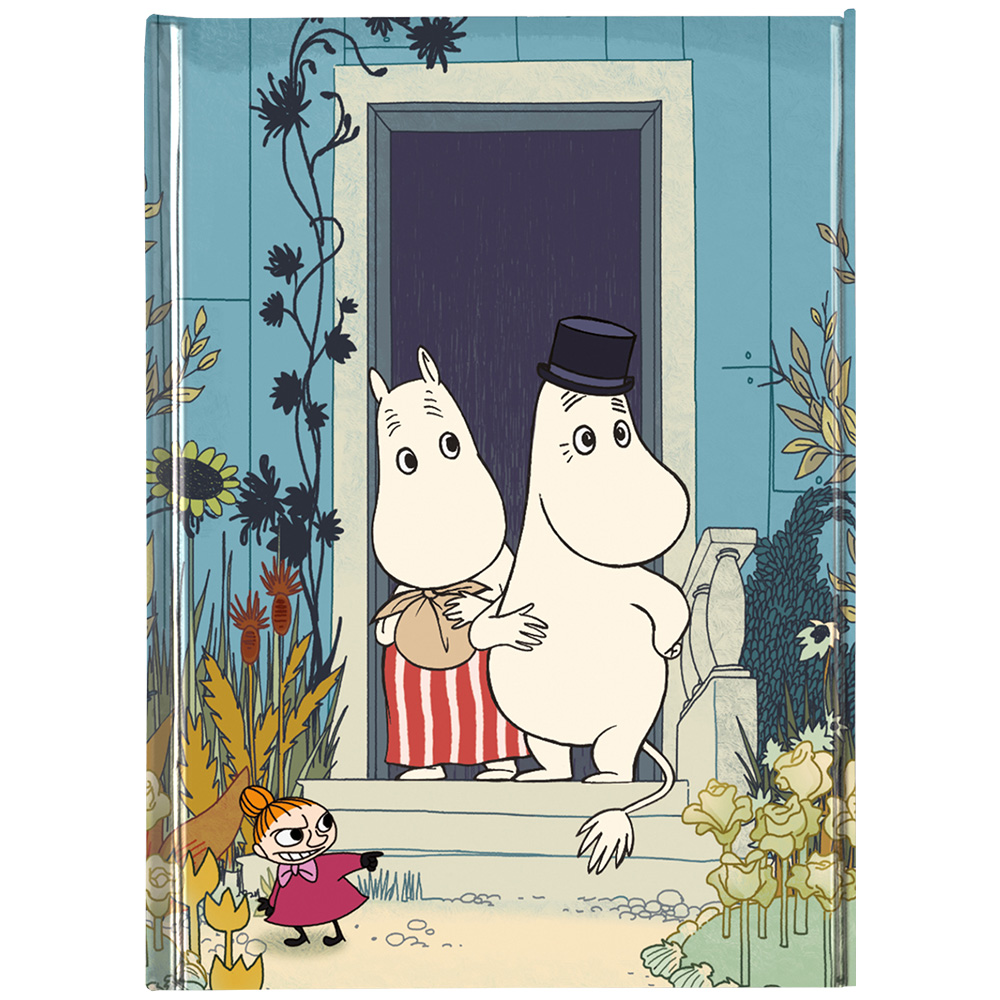 Buchcover mit Muminfiguren. Mumin und Snorkmaiden stehen vor einer Tür, ein kleiner Charakter zeigt auf sie.