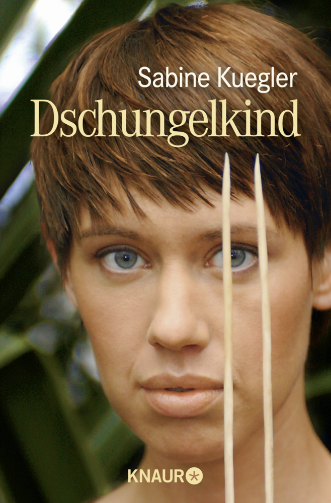 Buchcover von 'Dschungelkind' von Sabine Kuegler. Eine Person mit kurzen Haaren hält zwei lange Stäbe.