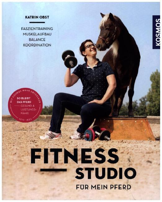 Buchcover mit dem Titel 'Fitness Studio für mein Pferd'. Eine Person mit Hanteln sitzt neben einem Pferd.