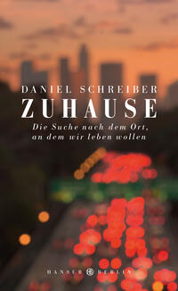 Buchcover mit dem Titel 'Zuhause' von Daniel Schreiber. Hintergrund zeigt unscharfe Lichter einer Stadt bei Dämmerung.