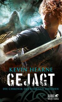 Buchcover mit dem Titel Gejagt von Kevin Hearne. Abgebildet ist ein junger Mann mit Schwert und lockigem Haar.