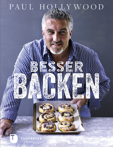 Mann mit grauen Haaren in gestreiftem Hemd. Hält ein Blech mit Zimtschnecken und der Buchtitel 'Besser Backen' ist sichtbar.