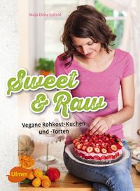 Buchcover mit dem Titel 'Sweet & Raw'. Eine Frau mit braunen Haaren bereitet einen veganen Kuchen mit Früchten zu.