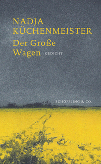 Buchcover mit dem Titel 'Der Große Wagen' von Nadja Küchenmeister. Dunkler Hintergrund mit gelbem Feld im Vordergrund.