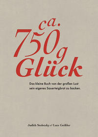 Buchcover mit dem Titel 'ca. 750 g Glück'. Minimalistisches Design in Beige und Rot.