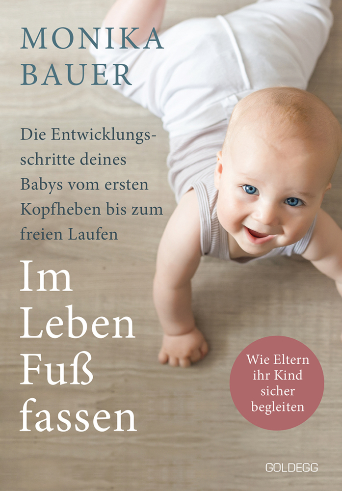 Buchcover mit dem Titel 'Im Leben Fuß fassen'. Bild eines lächelnden Babys auf einem Holzboden.